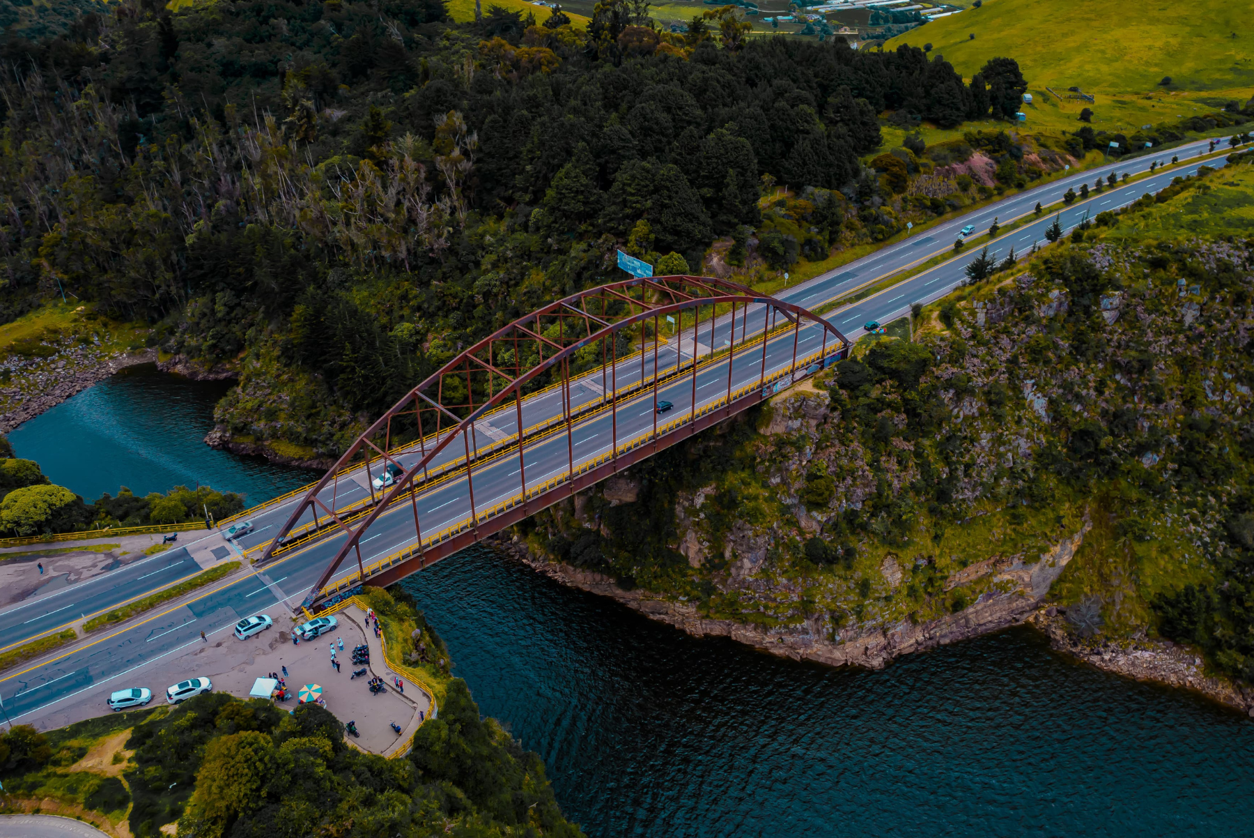 Inspección estructural aérea de un puente con dron para monitoreo y control de obras.