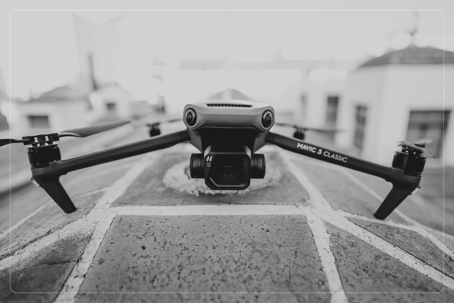 Aeronave DJI Mavic 3 CLASSIC de Coldron Colombia haciendo un sobrevuelo durante las operaciones