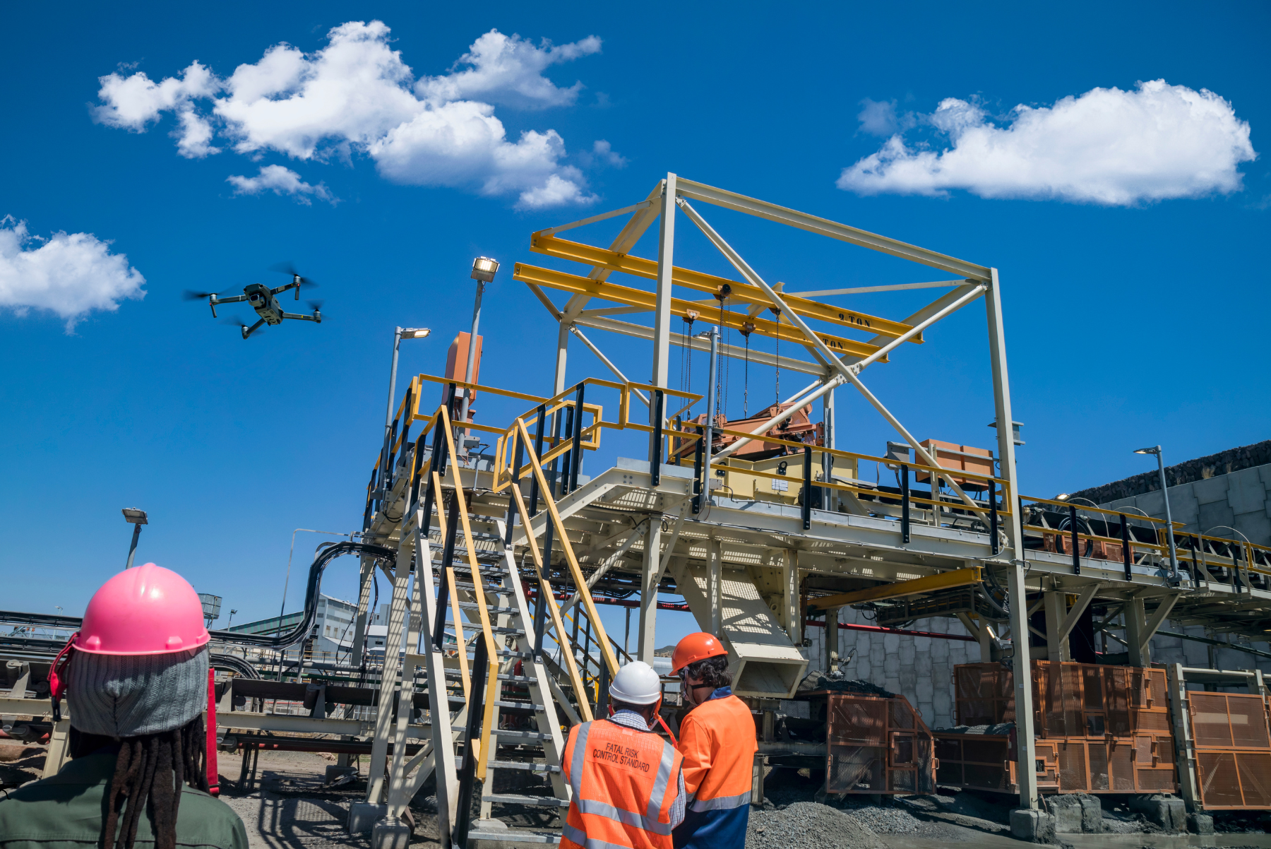 Equipo de consultores revisando planos y normativa UAS en una reunión técnica de Coldron Colombia.