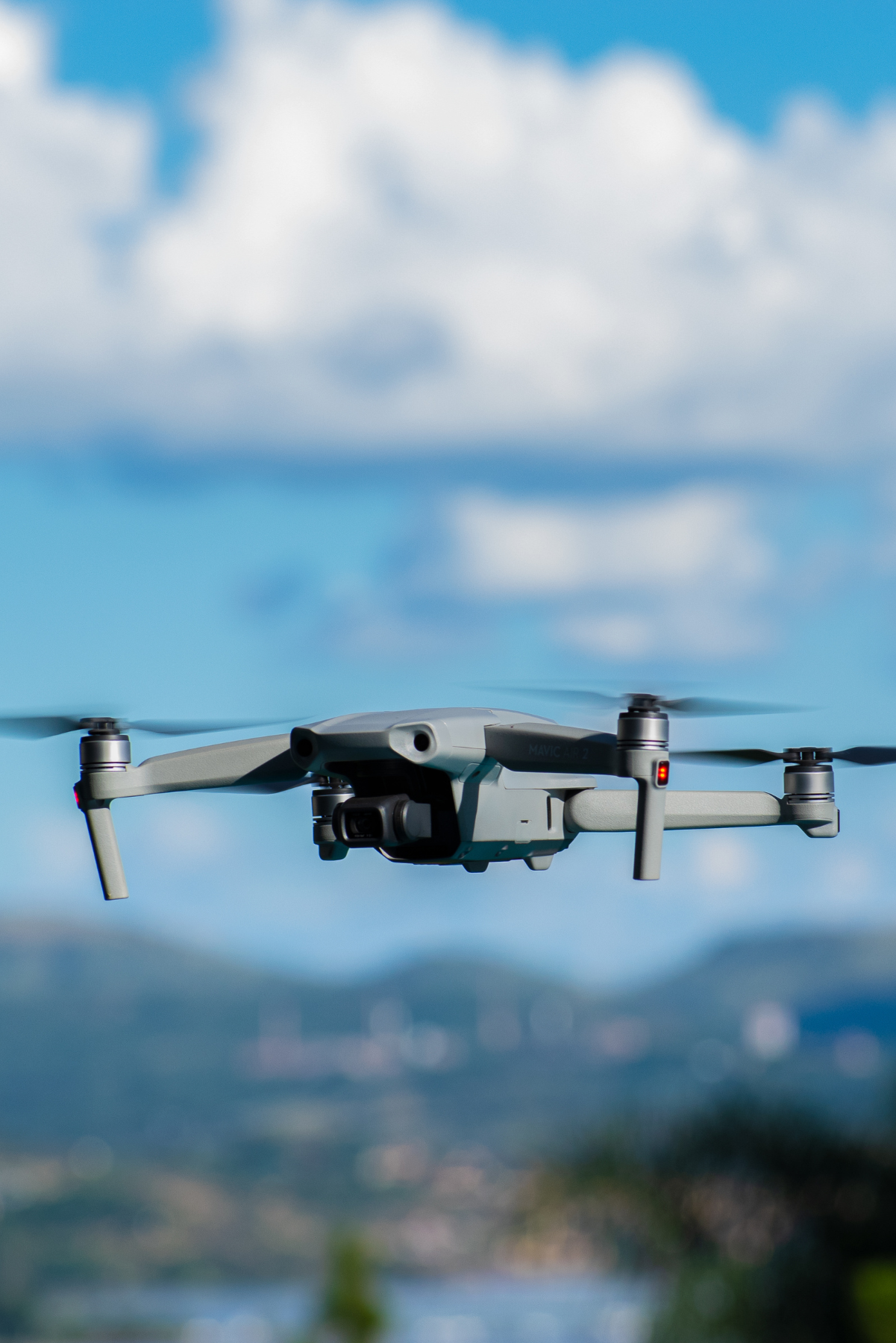 Aeronave DJI Mavic Air 2 haciendo un sobrevuelo sobrevuelo